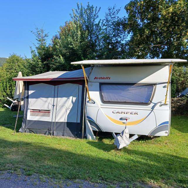 Wohnwagen Dethleffs 550 mit Vorzelt und festem Boden zu verkaufen am Titisee - Wohnwagen Kauf - Baden-Württemberg - Schömberg